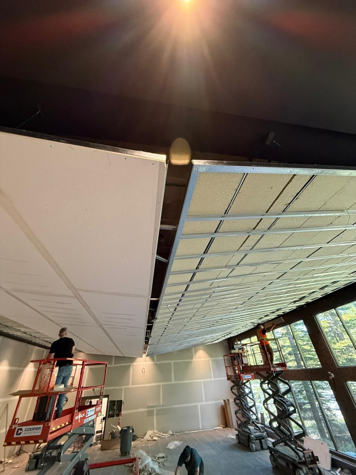Ceiling installation and lifts on site
